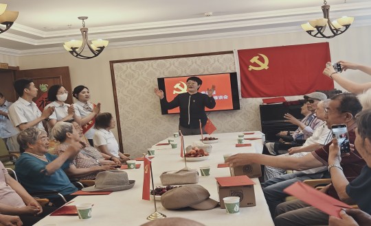 2024年7月1日，養(yǎng)老公司長影家舉辦“七一建黨節(jié)座談會”_副本.jpg